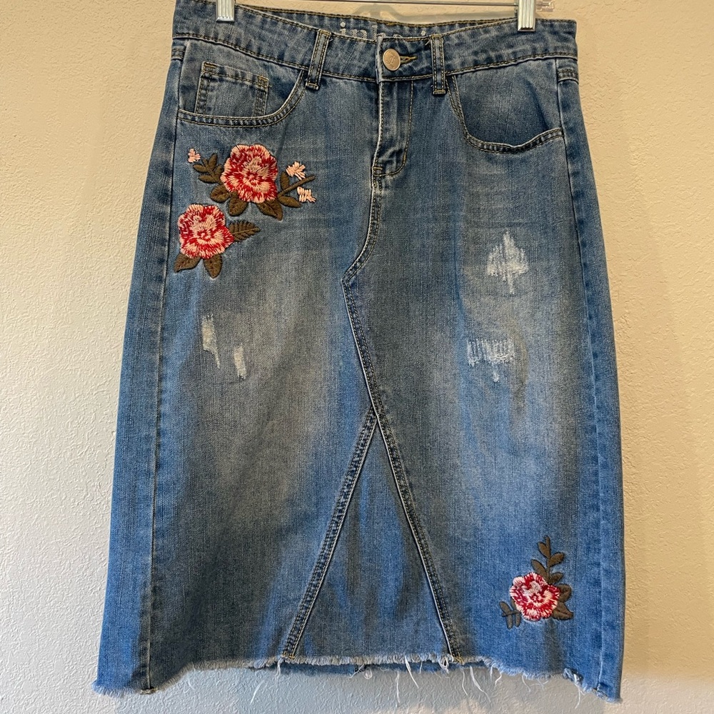 Inherit Denim Skirt Blossom Embroidered Flowers Distressed CUTE! Med 7/8 Womens